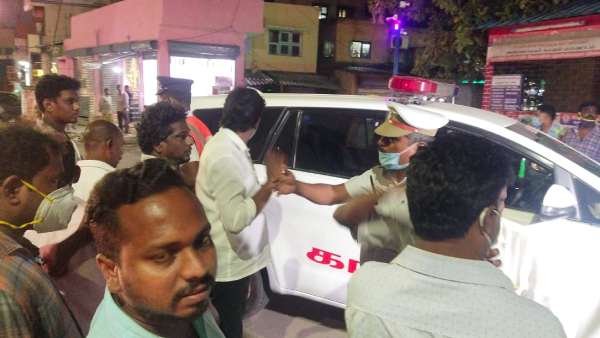 அடித்தனர் 