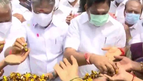 ஓ.பி.எஸ், ஈ.பி.எஸ் மரியாதை 