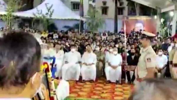 கொட்டும் மழை-பனியில் 