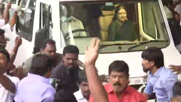 ஜெ. பிரசார வாகனத்தில்.. 