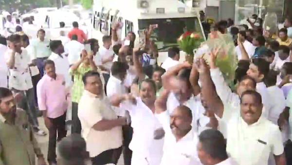 ஆதரவாளர்கள் வரவேற்பு 