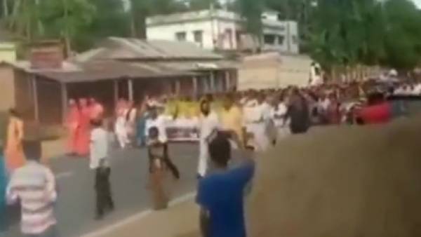 மசூதியில் தாக்குதல் மசூதியில் தாக்குதல்