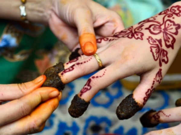  மருதாணியை காட்டலாம் 