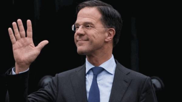 சாதாரணமாக செல்கிறார் 