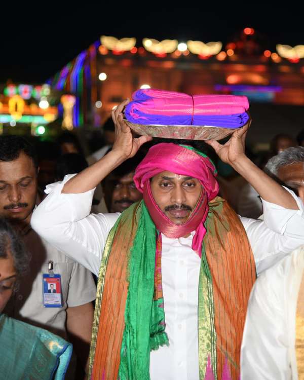 Thirumalai Brahmorsavam Garuda Seva: CM Jaganmohan Reddy presents pattu vastram to Ezhumalayan 