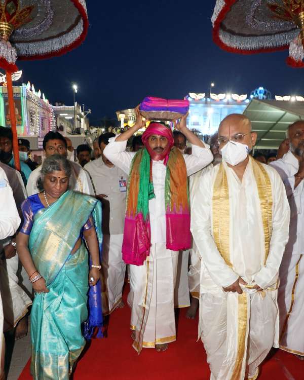 Thirumalai Brahmorsavam Garuda Seva: CM Jaganmohan Reddy presents pattu vastram to Ezhumalayan 