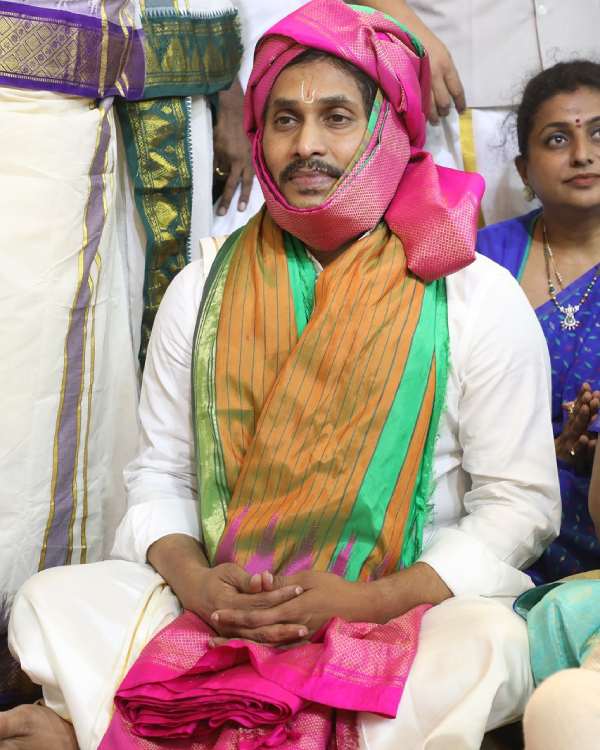 Thirumalai Brahmorsavam Garuda Seva: CM Jaganmohan Reddy presents pattu vastram to Ezhumalayan 