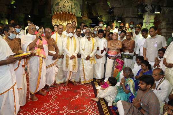 Thirumalai Brahmorsavam Garuda Seva: CM Jaganmohan Reddy presents pattu vastram to Ezhumalayan 