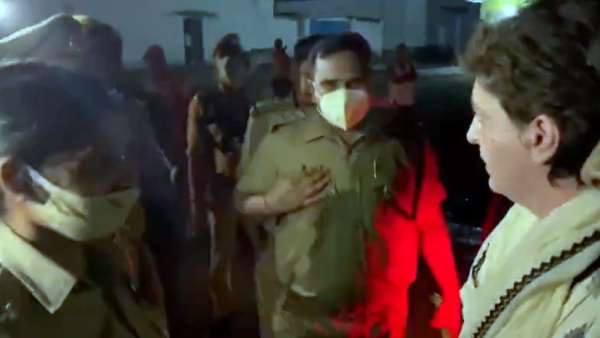 போலீஸ் தடுத்து நிறுத்தியதால் பிரியங்கா ஆவேசம் போலீஸ் தடுத்து நிறுத்தியதால் பிரியங்கா ஆவேசம்