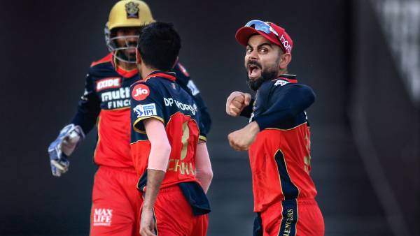 அருவருப்பாக நடந்தனர் 