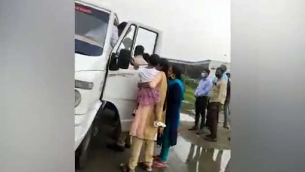 வழியில் நிறுத்தப்பட்ட காவல்துறை வாகனம் 