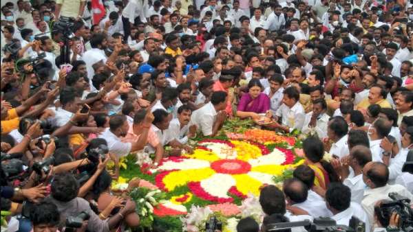 அதிமுக கட்டுப்பாடு அதிமுக கட்டுப்பாடு