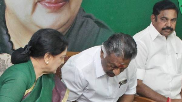 தேவர் குருபூஜையில் சசிகலா 