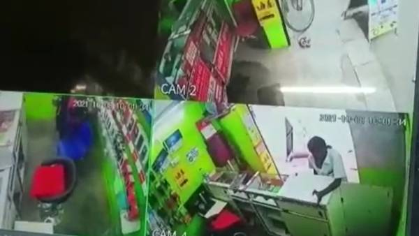 ஆசிட் வீசினார் 