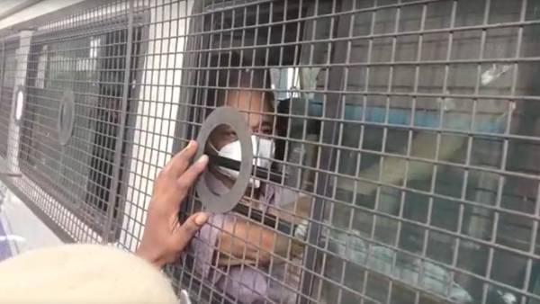 குழந்தையுடன் காத்திருந்தனர் 