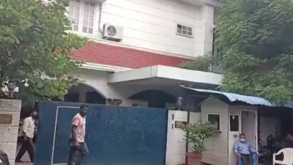 வாடிக்கையாக வைத்திருக்கிறார் 