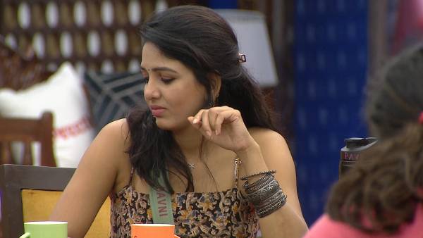 பாவனையுடன் ரகசிய பேச்சு பாவனையுடன் ரகசிய பேச்சு