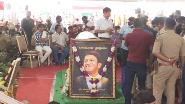 லட்சக்கணக்கான ரசிகர்கள் லட்சக்கணக்கான ரசிகர்கள்