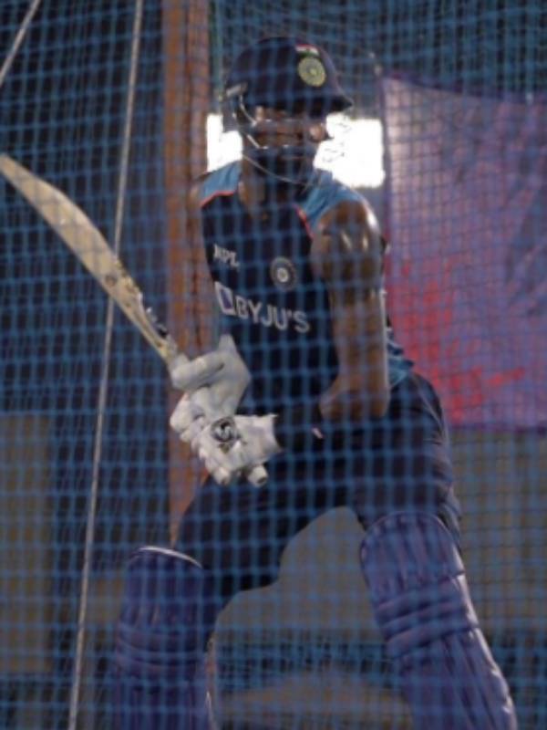 பந்து வீசுவார் 