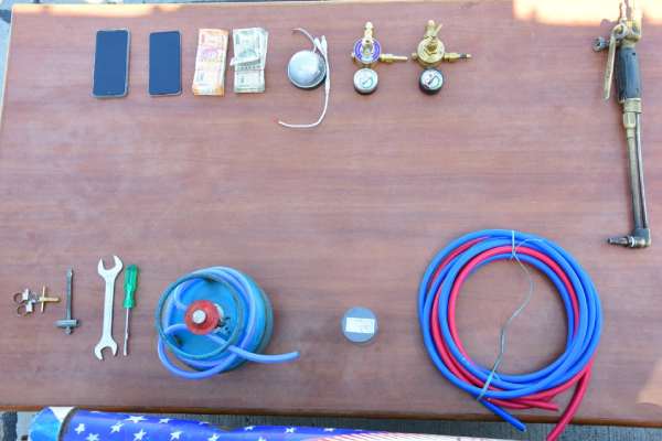 சிக்கிய கொள்ளையர்கள் 