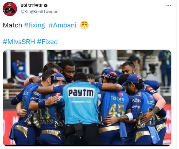 மும்பை அணி வீரர்களோடு நடுவர் 