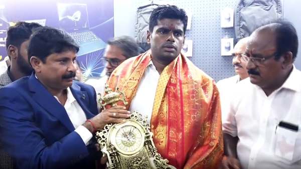 பொய் சொல்கிறார் 
