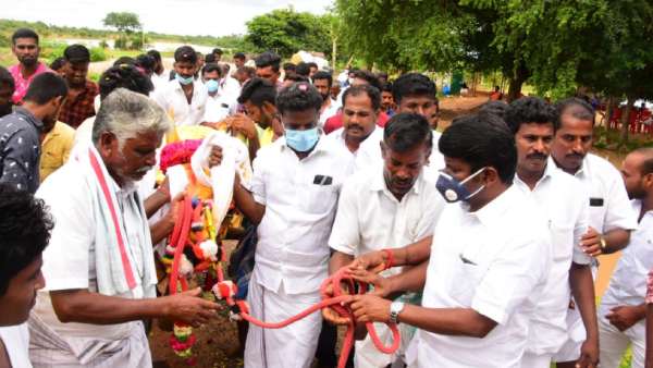 வெள்ளைக்கொம்பன் 