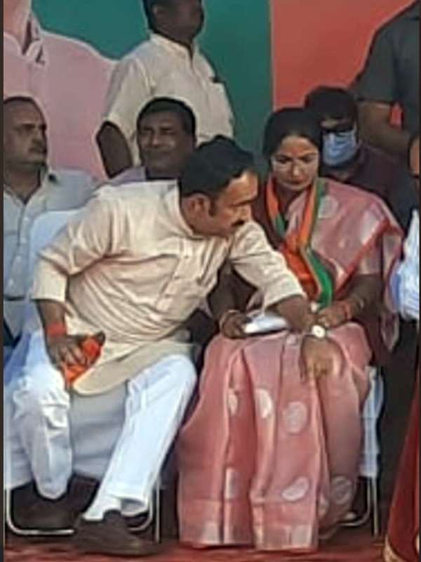 கை வைத்த அமைச்சர்