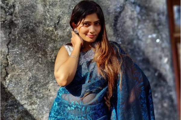 புடவை ஜொலிக்குதே