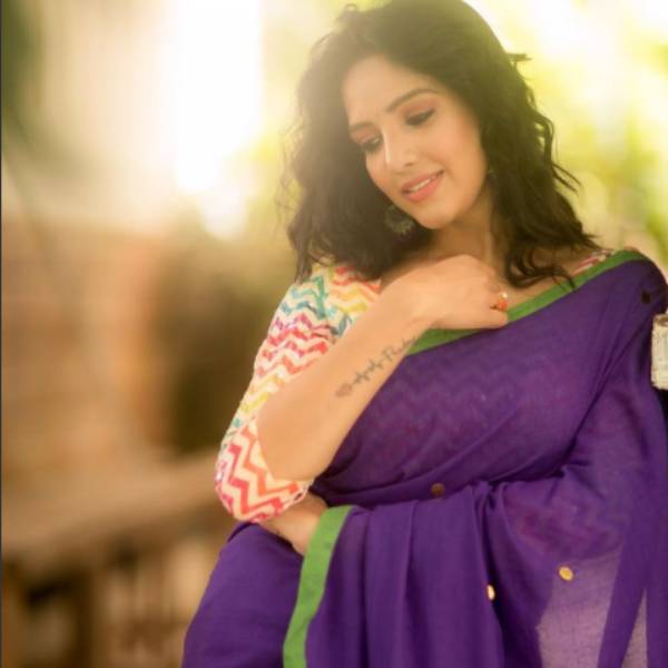 அசத்தும் பாவாடை தாவணி அசத்தும் பாவாடை தாவணி