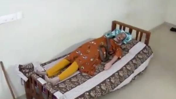 உத்ராவை எழுப்ப சென்ற தாய் 