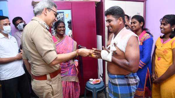 நேரில் சென்றார் 