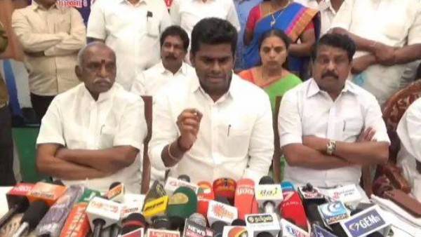 பட்டாசு வெடிப்பது 