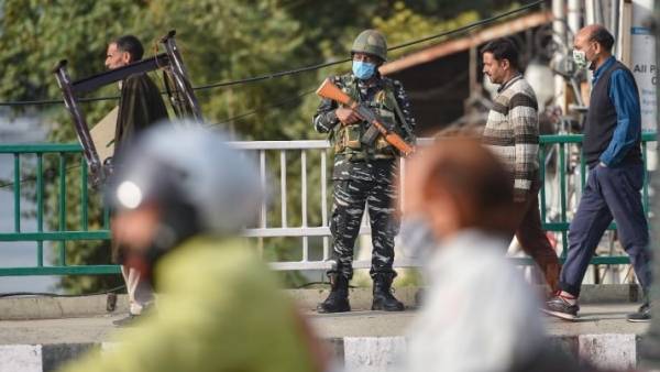 போலீஸ் நிலையத்தில் குண்டுகள் போலீஸ் நிலையத்தில் குண்டுகள்