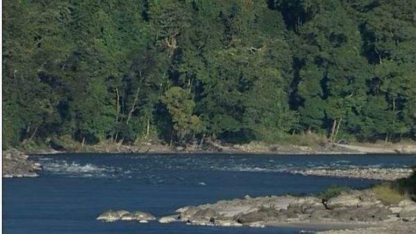 திடீரென கருப்பான நதி திடீரென கருப்பான நதி