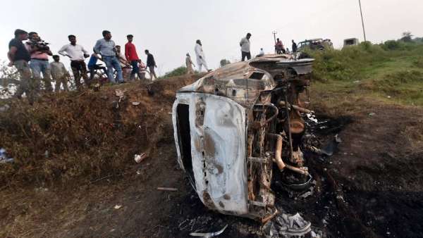 Lakhimpur Kheri: Car crashes into peaceful farmers - video footage of the incident Lakhimpur Kheri: Car crashes into peaceful farmers - video footage of the incident