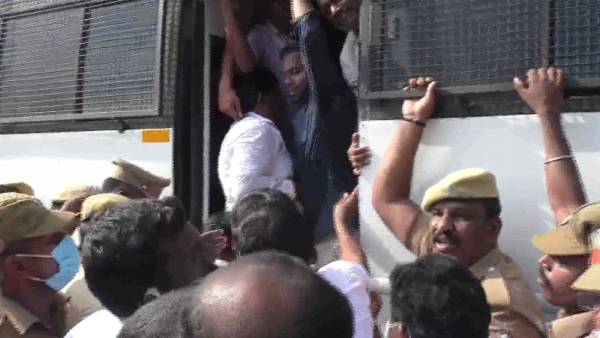 கட்சியினர் வருகை 