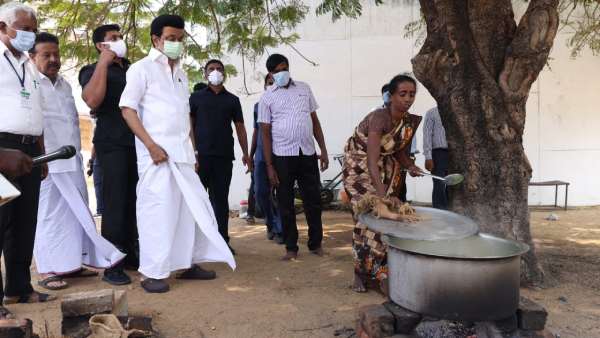 பள்ளிக்குள் பரபரப்பு