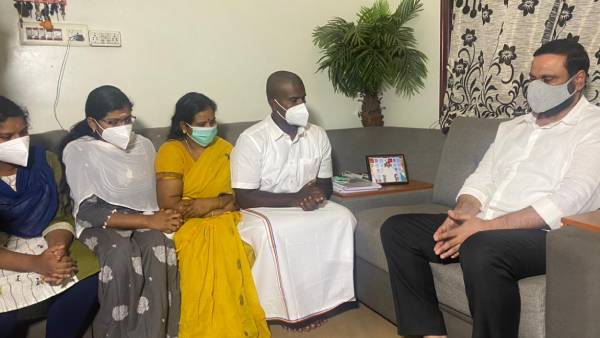 பின்னணியில் சூழ்ச்சி 