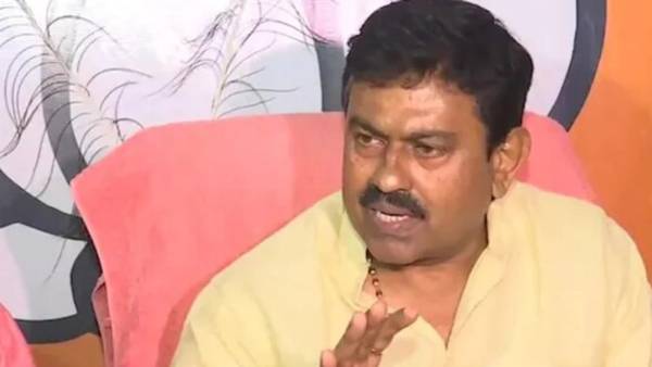 மீடியாக்களை நெருங்க விடவில்லை மீடியாக்களை நெருங்க விடவில்லை
