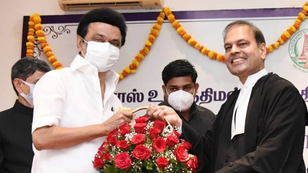 ஆளுநர் மாளிகையில் முதல்வர் முன் பதவி ஏற்பு ஆளுநர் மாளிகையில் முதல்வர் முன் பதவி ஏற்பு