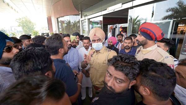 போஸ்டர்களை கிழித்தெறிந்தனர்