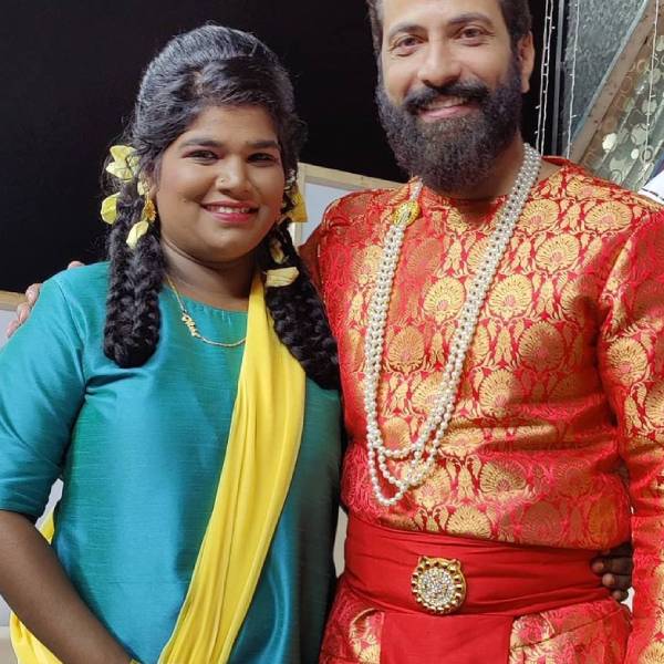 கலாய்க்கும் நெட்டிசன்கள்