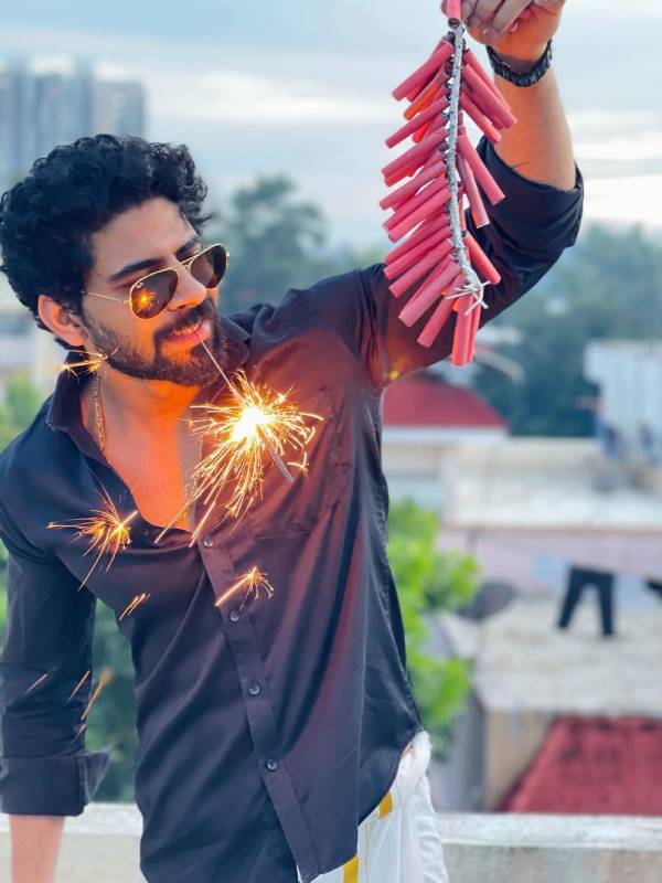 மிரட்டும் போஸ்