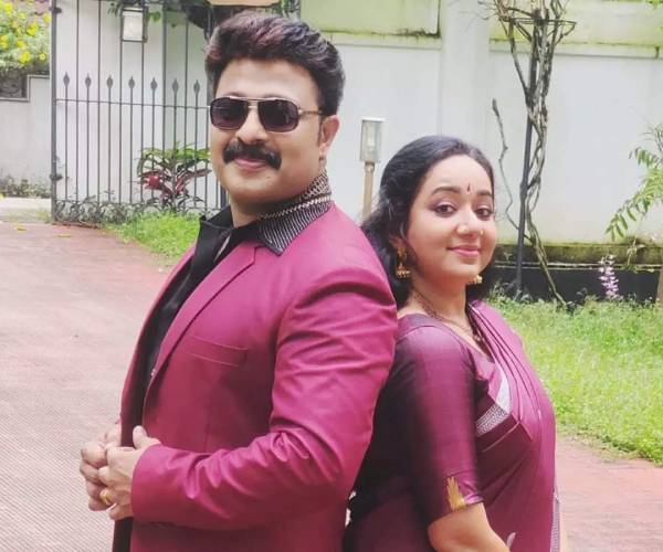 வாழ்த்தும் ரசிகர்கள்