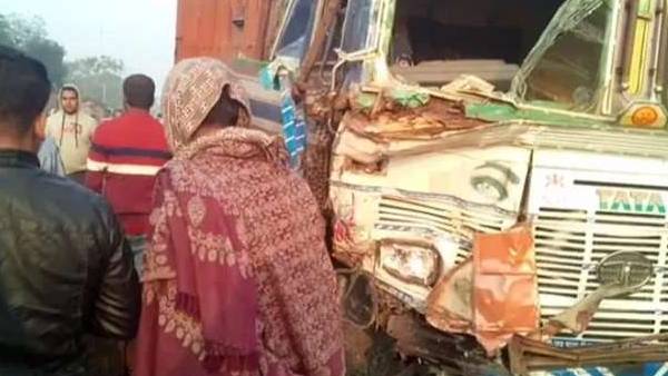 லாரி பயங்கரமாக மோதியது 