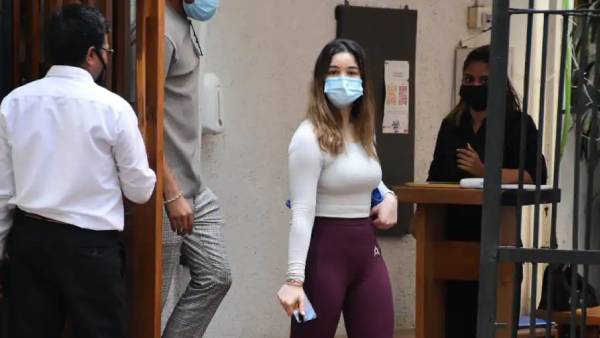 Photos of Sachin Tendulkars daughter Sara with a boyfriend from a Mumbai restaurant goes viral 