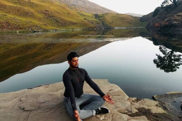 பிரபலமான அபிஷேக் 