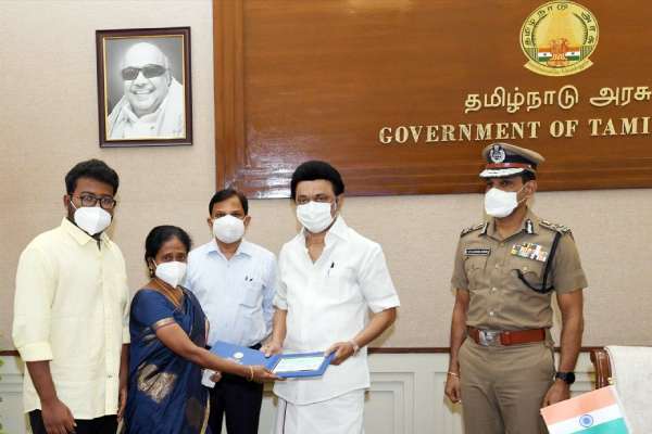 The Chief Minister paid Rs 1 crore compensation to the SSI Bhuminathan family