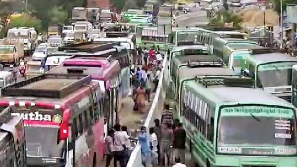 சொந்த ஊர் படையெடுக்கும் பொதுமக்கள் சொந்த ஊர் படையெடுக்கும் பொதுமக்கள்